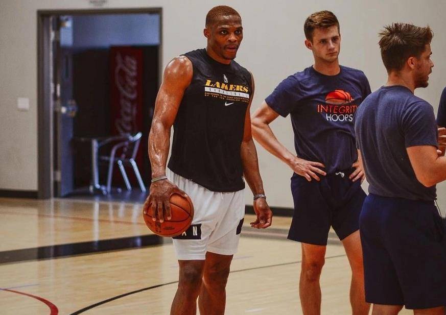 护向中路压 护向中路压